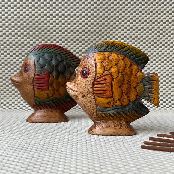 2 Wood Hand Carved Hand Painted Tropical Fishes 4" Tall - Picture 1 of 16